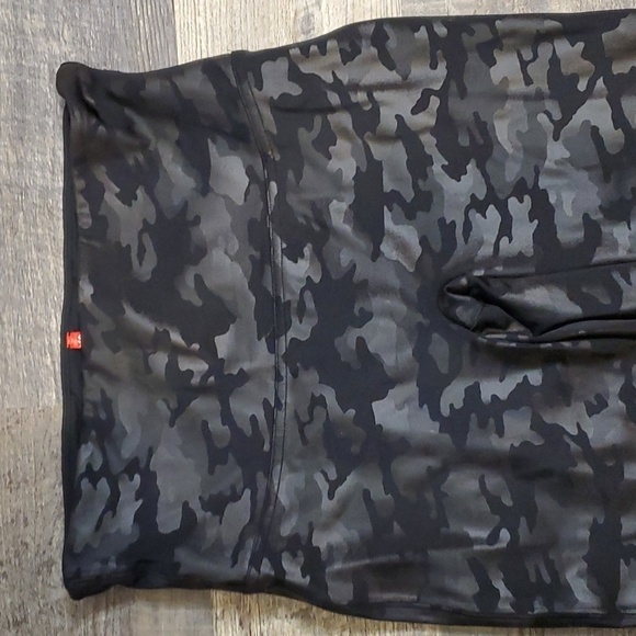 Spanx Camo Black Leggings Large - Picture 2 of 5